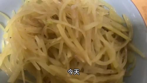 土豆加醋作用(放在冰箱里土豆长芽了，但是没有变绿可以吃..)