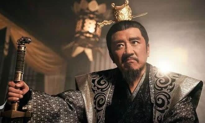 “愤青”指情绪激昂、偏激批判社会问题的青年群体，常带贬义，反映其思想片面与行动非理性。