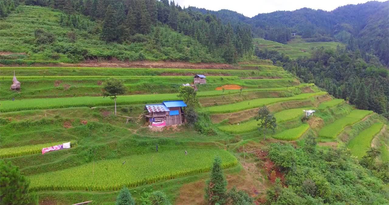 请问在大山区上面建房子，怎么样建好地基谢谢