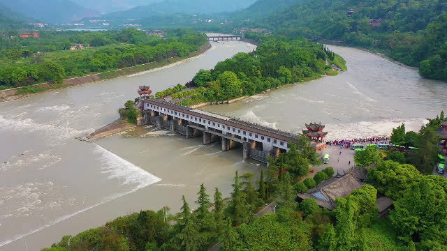 都江堰水利工程修建于什么时间呢/