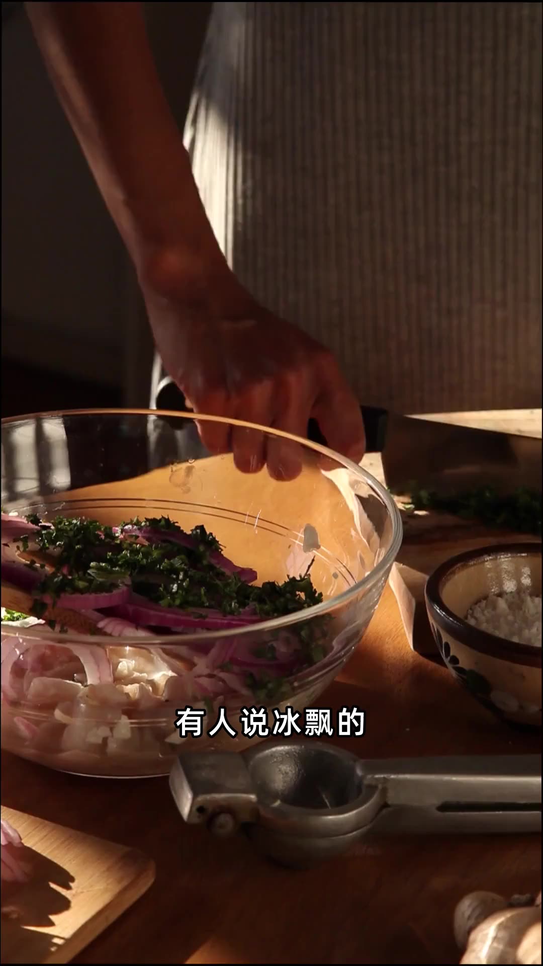 南红 冰飘 作用(什么是南红玛瑙冰飘，其价值怎么样)