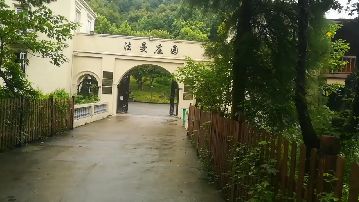 西郊庄园婚纱照攻略(急！请问你们结婚时是要买婚纱呢》？还是租..)